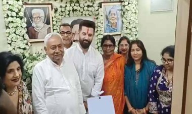 मुख्यमंत्री नीतीश कुमार ने चिराग पासवान के घर जाकर लिया खरना प्रसाद, छठ पर्व पर दिखी एनडीए एकजुटता