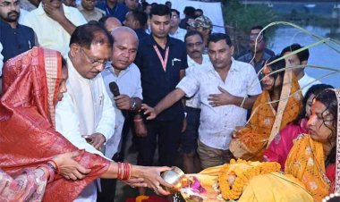 रायपुर : मुख्यमंत्री श्री साय ने जशपुर में दुलदुला छठ घाट में सूर्य को दिया अर्घ्य: प्रदेश की सुख-समृद्धि और खुशहाली की कामना की