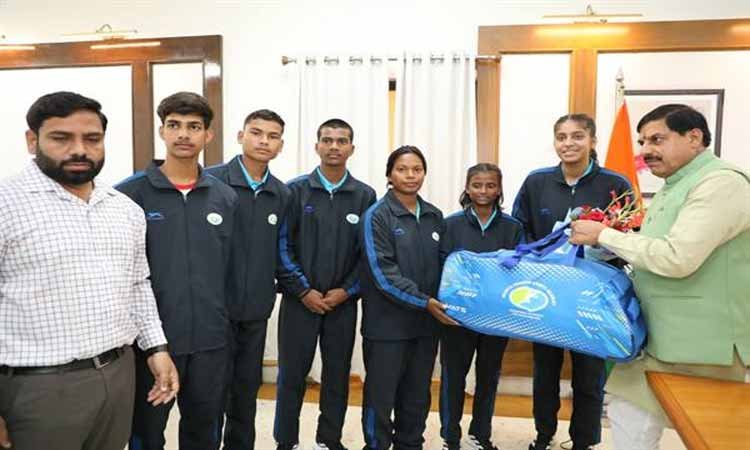 मुख्यमंत्री डॉ. यादव से मिले जर्मनी जाने वाले ग्राम विचारपुर के 5 फुटबॉल खिलाड़ी