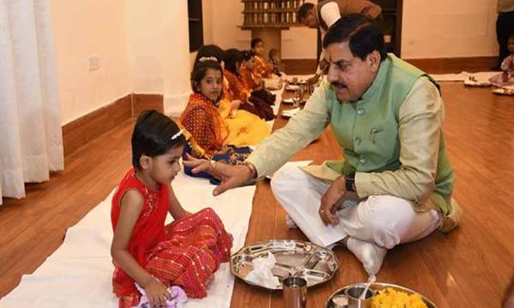 मुख्यमंत्री डॉ. यादव ने कन्याओं को तिलक लगाकर, चुन्नी ओढ़ाकर स्नेह पूर्वक कराया भोज