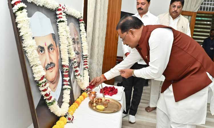 रायपुर : मुख्यमंत्री श्री साय ने राष्ट्रपिता महात्मा गांधी और पूर्व प्रधानमंत्री श्री लाल बहादुर शास्त्री को उनकी जयंती पर किया नमन