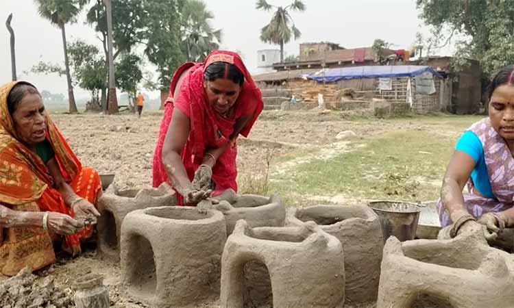 मिट्टी के चूल्हे और लोकगीतों के साथ छठ पर्व की तैयारी