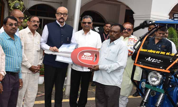 रायपुर : राज्यपाल श्री डेका ने सरस्वती शिक्षा संस्थान को प्रदान किए चार ई-रिक्शे