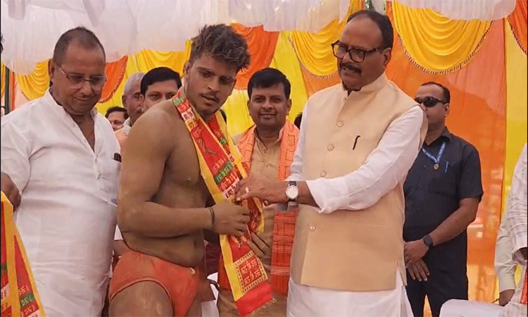 डिप्टी सीएम बृजेश पाठक ने मल्लावां में करवाचौथ दंगल का किया शुभारंभ, कहा– खिलाड़ी अब प्रशासनिक सेवाओं में भी पा रहे अवसर