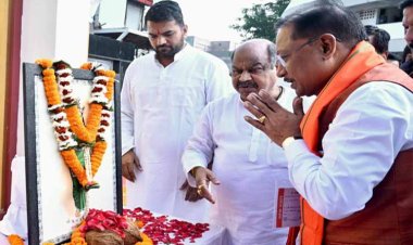 रायपुर : मुख्यमंत्री ने छत्तीसगढ़ महतारी की प्रतिमा पर माल्यार्पण कर उन्हें नमन किया